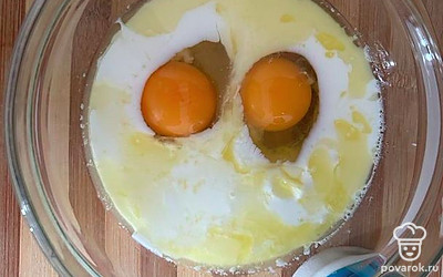 Смешиваем яйца, сметану, растопленное масло и солим по вкусу.