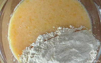 Добавляем смешанную муку с разрыхлителем. Взбиваем тесто до однородности. 