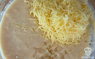 Натираем сыр на мелкой терке. Чеснок пропускаем через пресс и смешиваем с тестом.