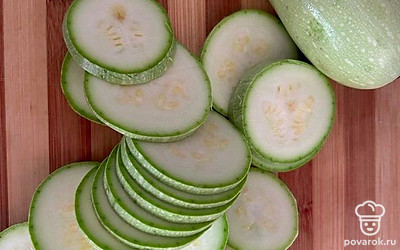 Кабачки тонко нарезаем кружочками.