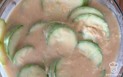 Смешиваем овощи с тестом.