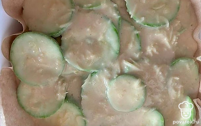 Форму застилаем пергаментом и выкладываем массу. Отправляем в разогретую до 180 градусов духовку на 50 минут.