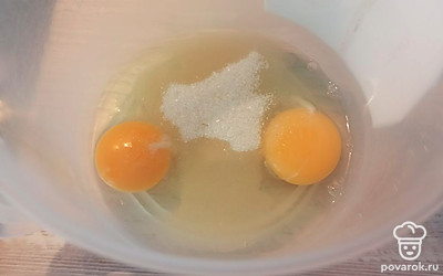 Яйца взбиваем с сахаром.