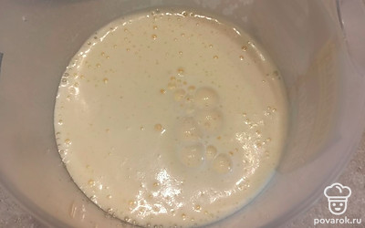 Далее ко взбитым яйцам вливаем сливки. 