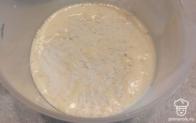 Просеиваем муку и разрыхлитель теста.