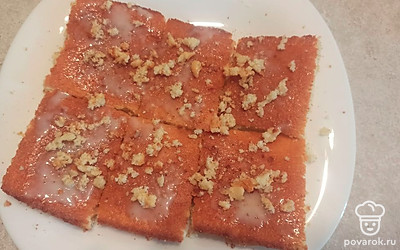 Разрезаем пирог, смазываем сгущенкой и посыпаем крошкой от печенья. 