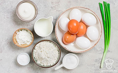 Помойте лук и просейте муку. Сварите яйца вкрутую. Достаньте все продукты из холодильника заранее, чтобы они согрелись до комнатной температуры. Подготовьте форму для выпекания. 