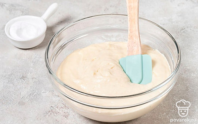 Смешайте муку с крахмалом, содой и солью. Вбейте яйца и влейте кефир с майонезом. Замесите тесто, оно должно быть густым, как жирная сметана. 