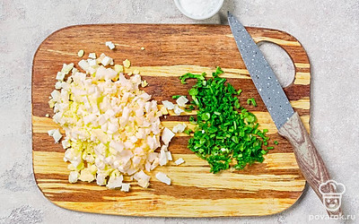 Почистите и мелко нарежьте яйца, а лук покрошите. Смешайте и посолите начинку. 