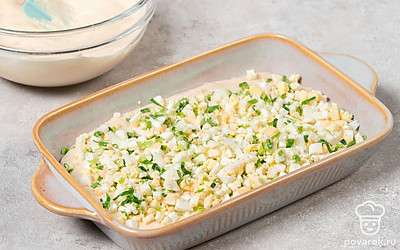 Разогрейте духовку до 200°C. Вылейте половину теста в форму для выпекания. Сверху равномерным слоем выложите начинку. Залейте оставшимся тестом и отправьте на 30-40 минут в духовку, пока корочка не зарумянится.