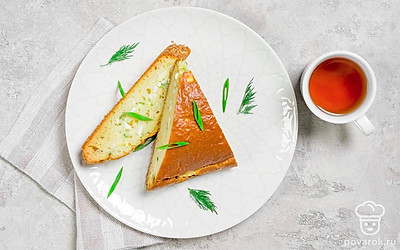 Разделите заливной пирог на порции и подайте со горячим чаем. 