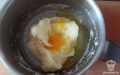 Манную кашу залейте молоком и отварите в течение 10 минут. Когда каша немного остынет (дайте постоять минут 5-10), вбейте туда яйцо и перемешайте.