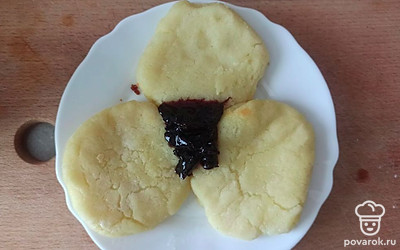 Подавайте блюдо, украсив его любимым вареньем. Приятного аппетита. 