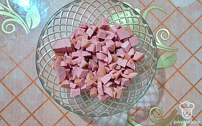 Колбасу нарежьте мелкими кубиками. 