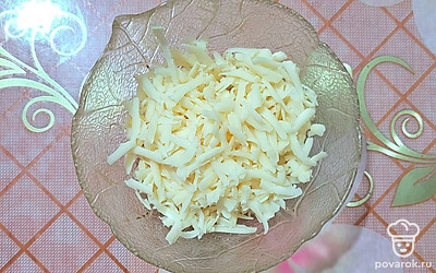 Сыр натрите на крупной терке. 