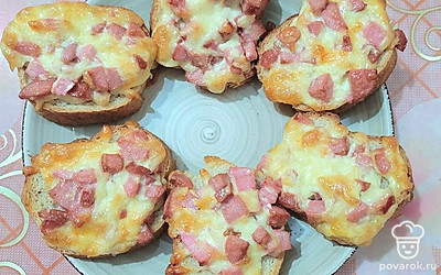 Готовые бутерброды подавайте к столу в качестве закуски.