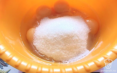 К яйцам всыпаем сахар и взбиваем миксером или венчиком.