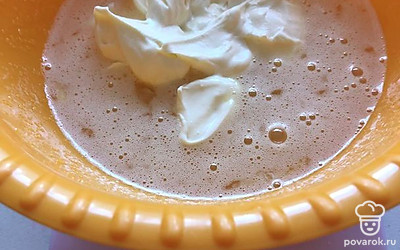 Добавляем сметану и снова хорошо перемешиваем.