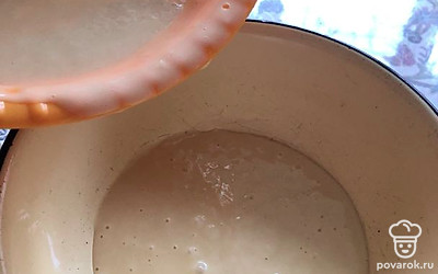 Делим тесто пополам, на две части.