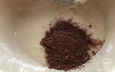 В одну часть добавляем какао.