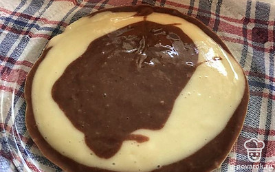 Чередуя слои, выливаем тесто на смазанный маслом противень.