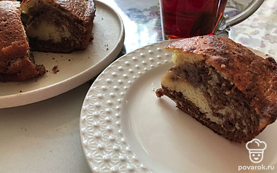 Подаем к чаю. Пирог можно украсить мороженым, любым кремом или просто посыпать сахарной пудрой. Мы на завтрак съедаем его быстро, украшать даже некогда: все ждут, когда сметанник испечется.