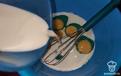 Яйца взбить с молоком. 