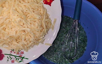 Добавить растительное масло и мелко нарезанную зелень. Сыр натереть на терке и всыпать в получившуюся смесь. Если нужно — посолить и поперчить. Если сыр соленый, то, возможно, досаливать не нужно. Я иногда разбавляю сыр творогом, тогда досолить надо обязательно. 