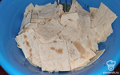 Тонкий лаваш нарвать кусками размером со спичечную коробку. Можно прямо в чашку со смесью. 
