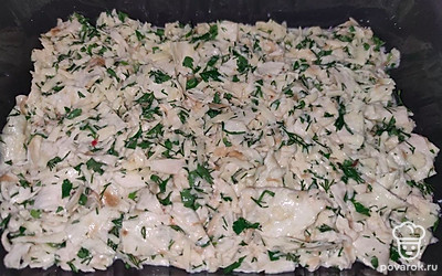 Форму для выпекания смазать растительным маслом и выложить ровным слоем заготовку. 