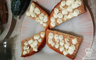 Смажьте майонезом.