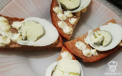 Выложите яйцо на хлеб.