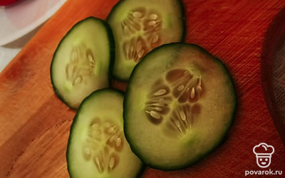 Нарежьте огурцы кружками.