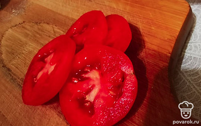 Нарежьте помидор.