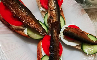 Сверху выложите шпроты.