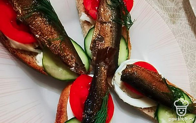 На шпроты положите укроп.