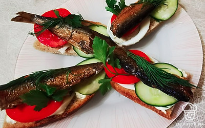 Петрушку вставьте в помидор.