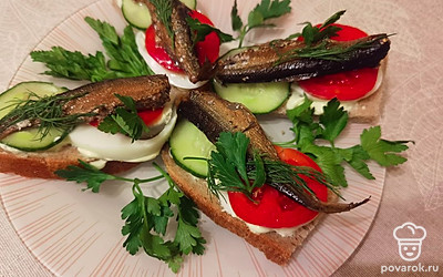 В пустое пространство между бутербродами положите петрушку.