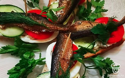 В центр бутерброда вставьте маленькую шпажку.