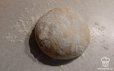 Делаем тесто. Смашиваем кефир, яйцо, соду и муку.