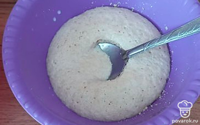 Берем сухие дрожжи, смешиваем с 1 столовой ложкой сахара и двумя ложками теплого молока. Ставим в теплое место минут на 10-15, чтобы образовалась шапочка из опары.