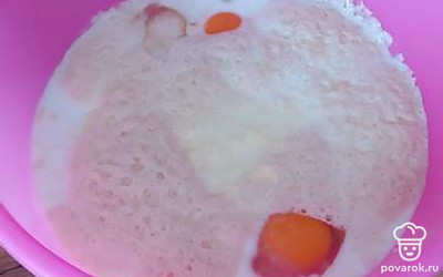 Пока поднимается опара, замешиваем тесто. К 2 яйцам добавляем 1 столовую ложку сахара, 1 чайную ложку соли, 50 грамм растопленного сливочного масла, опару, примерно 500 грамм муки.