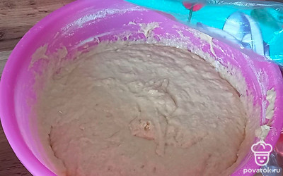 Должно получиться слегка липкое тесто. Ставим в теплое место, чтобы тесто поднялось.