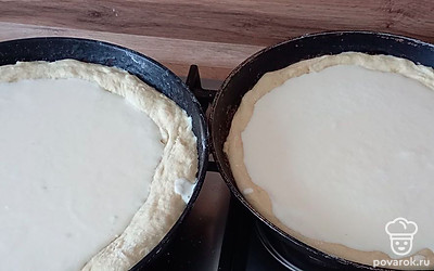 Готовим начинку. Сметану 500 грамм смешиваем с 4 яйцами и 2 столовыми ложками сахара (можно добавить по вкусу), выливаем на готовое тесто в сковороде.