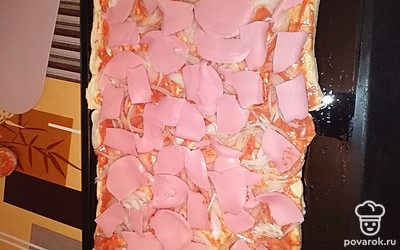 Выкладываем колбасу. 