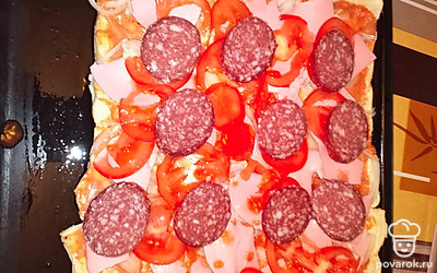 Выкладываем помидоры и колбасу.