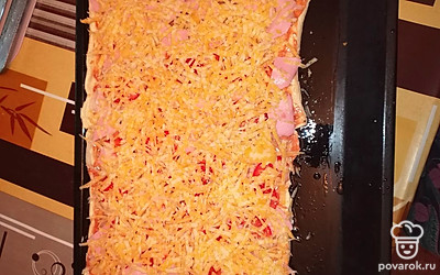 Накрываем всё сыром. Отправляем в разогретую до 180 градусов духовку на 20 минут. 