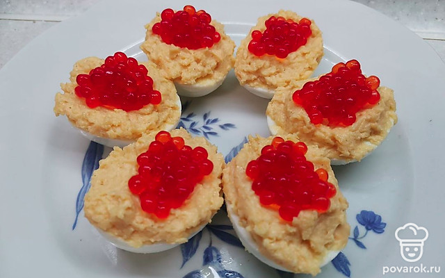 Яйца, фаршированные сыром и икрой — Рецепт с фото