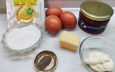 Подготовьте все ингредиенты. Яйца отварите вкрутую и остудите. 