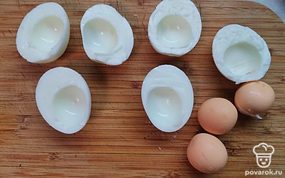 Яйца очистите. Разделите пополам и достаньте желток. 
